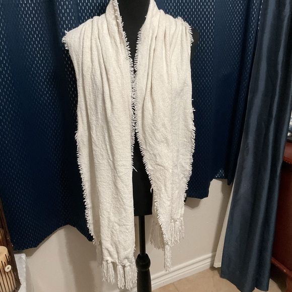 Style & Co. White Feather Soft Fringed Scarf. NWT - Picture 3 of 5